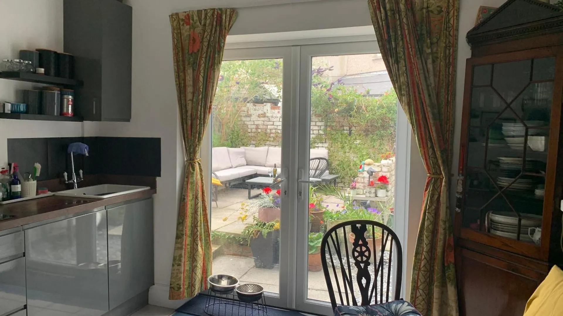 Ground Floor 2 Bedroom Garden Apartment カーディフ イギリス